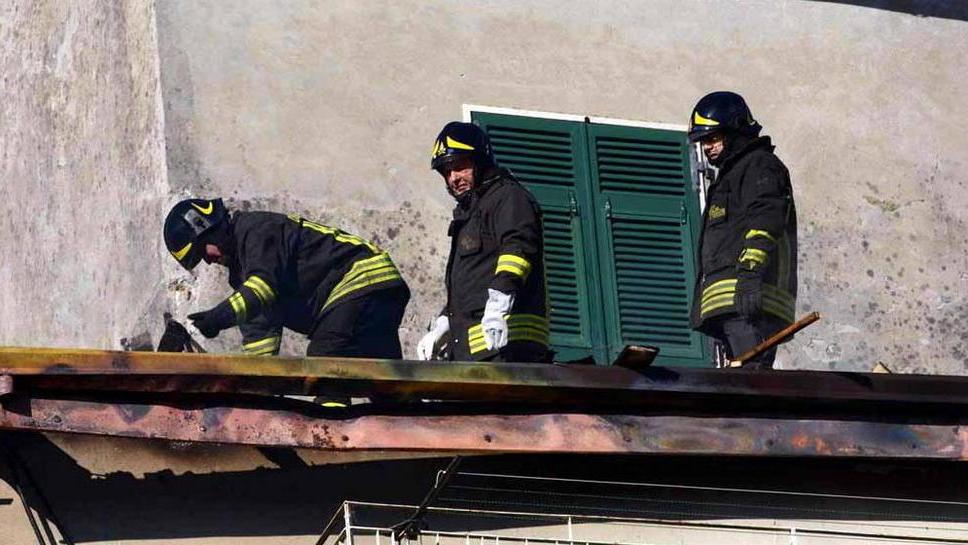 A fuoco il tetto di due case confinanti