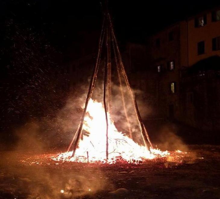 Colpo di scena, un commando incendia la pira di San Nicolò 