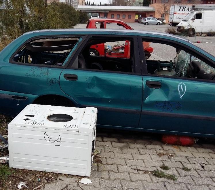 Cimitero di auto e degrado tra la ex fornace e i negozi 