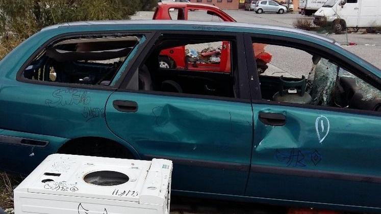 Cimitero di auto e degrado tra la ex fornace e i negozi