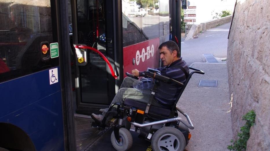 L’appello di un disabile: «Un sogno viaggiare in autobus come gli altri»