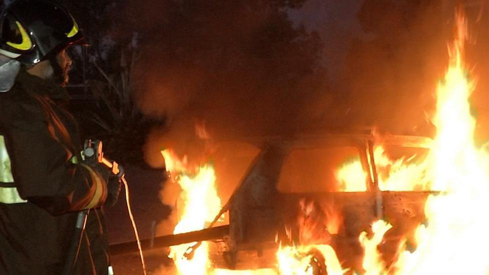 Due auto e un trattore distrutti dalle fiamme
