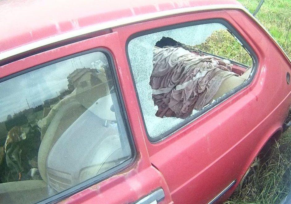 Vandali in azione sulle auto in sosta nel quartiere del Sole