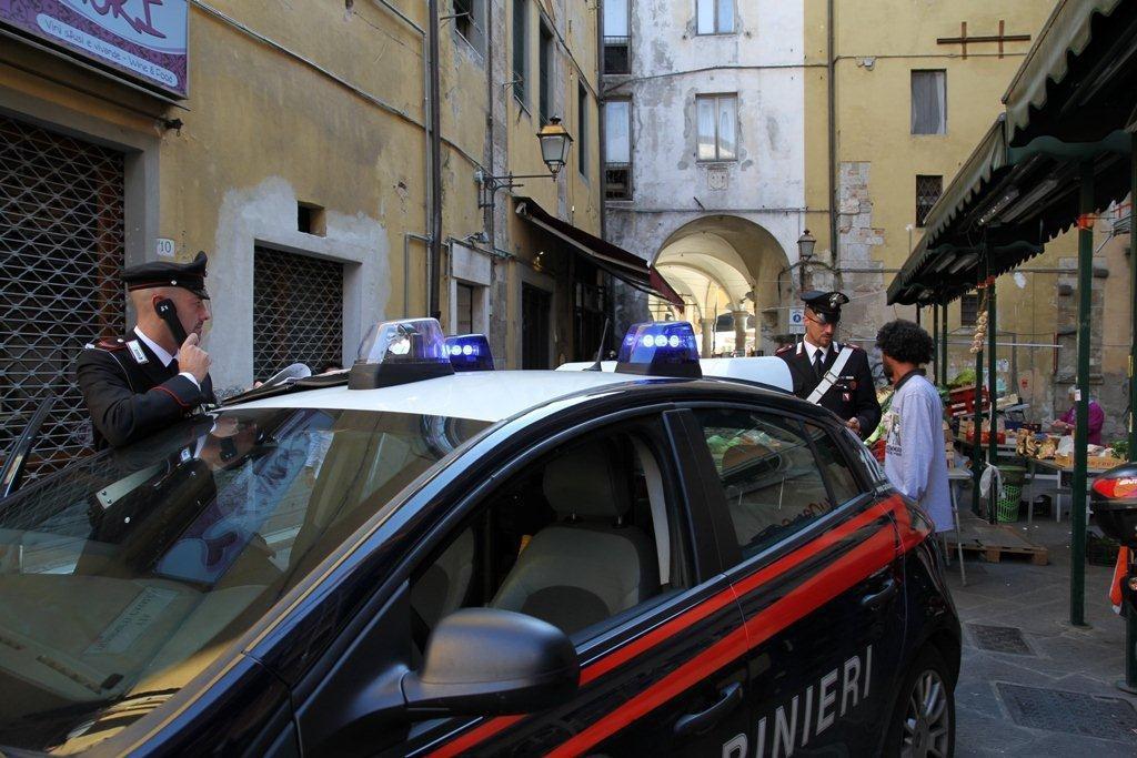 Piazza delle Vettovaglie accerchiata per il blitz anti-droga: due arresti