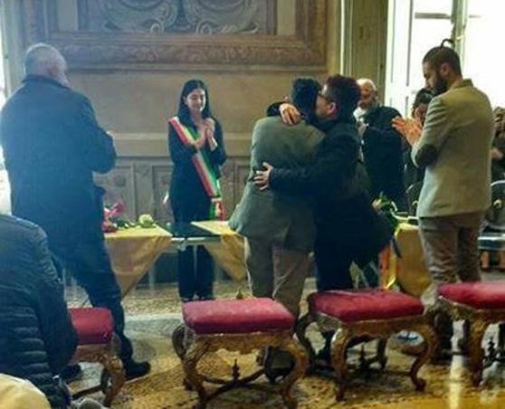 Cascina, il Comune nega la sala consiliare: Michela e Debora si sposano a Pisa