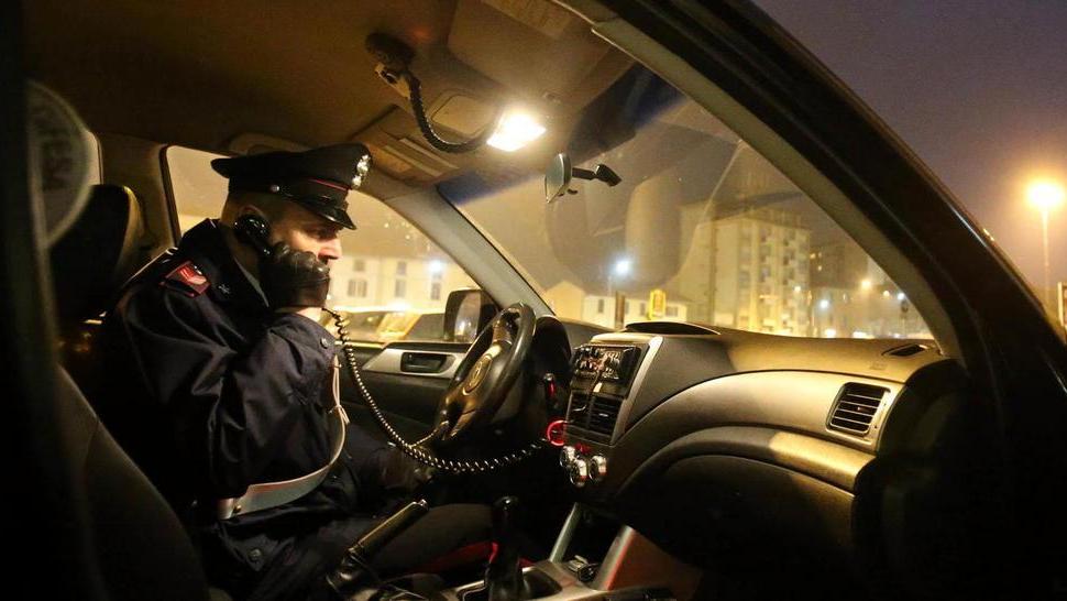Insultano e picchiano i carabinieri: arrestati