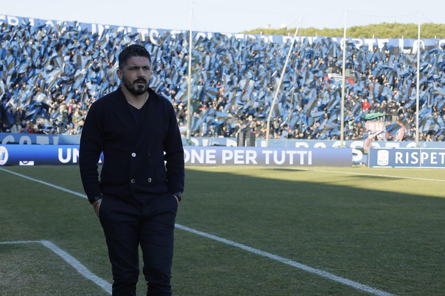 Rino Gattuso e alle spalla la coreografia della Nord (foto Muzzi)
