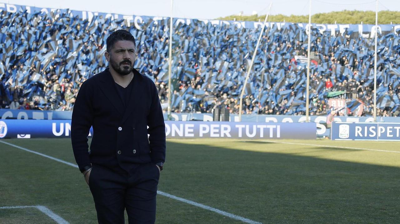 Rino Gattuso e alle spalla la coreografia della Nord (foto Muzzi)