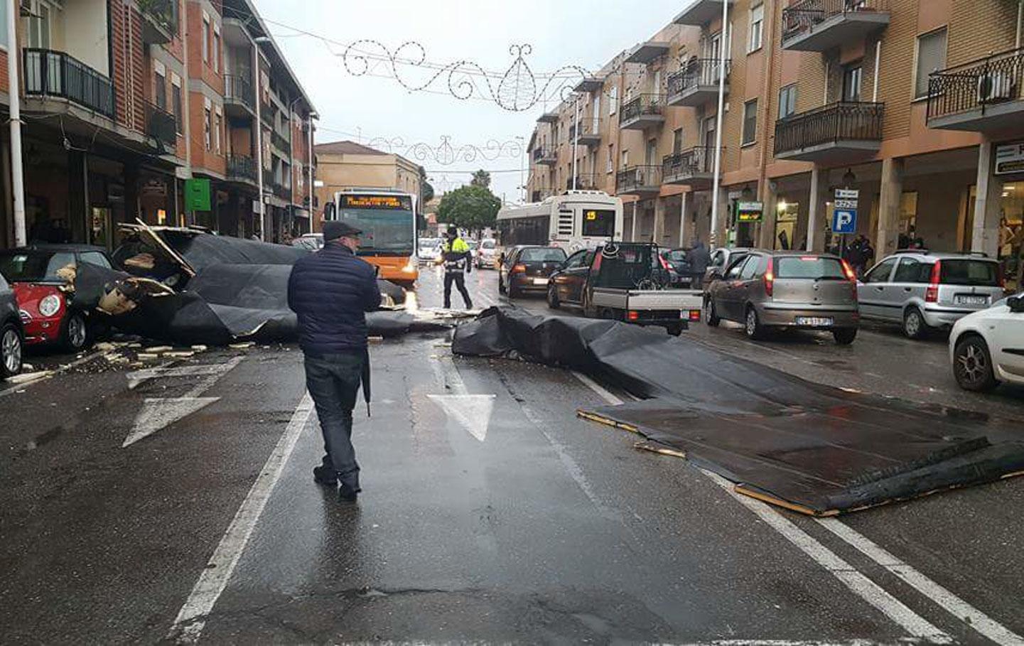 Una tettoia caduta in piazza Italia a Pirri, Cagliari