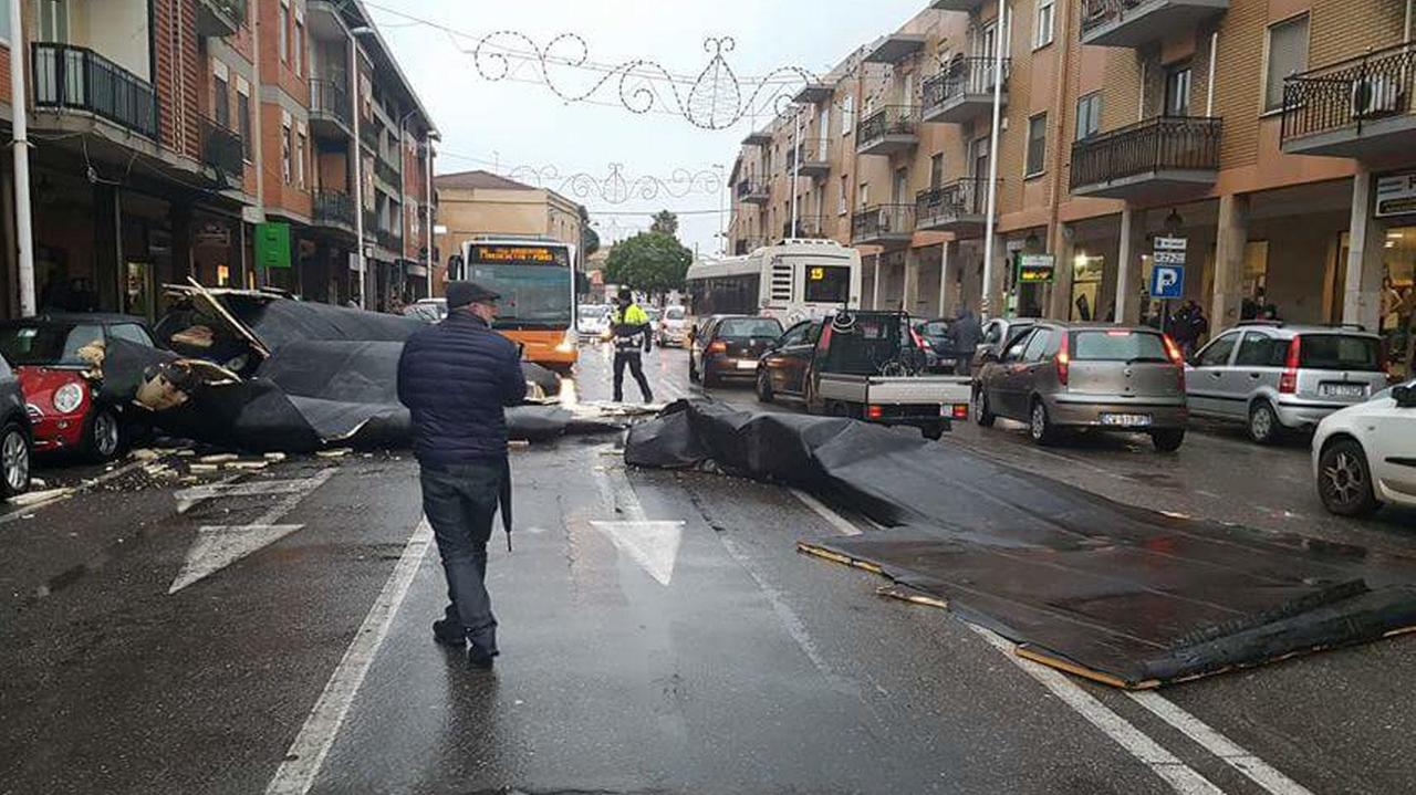 Una tettoia caduta in piazza Italia a Pirri, Cagliari