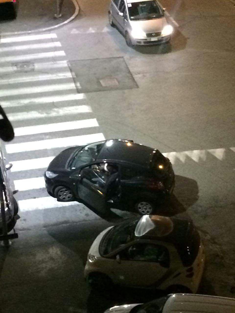 Parcheggio selvaggio delle auto durante l'ora dell'aperitivo