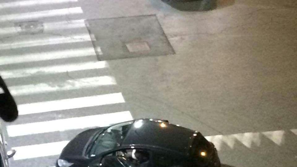 Parcheggio selvaggio delle auto durante l'ora dell'aperitivo
