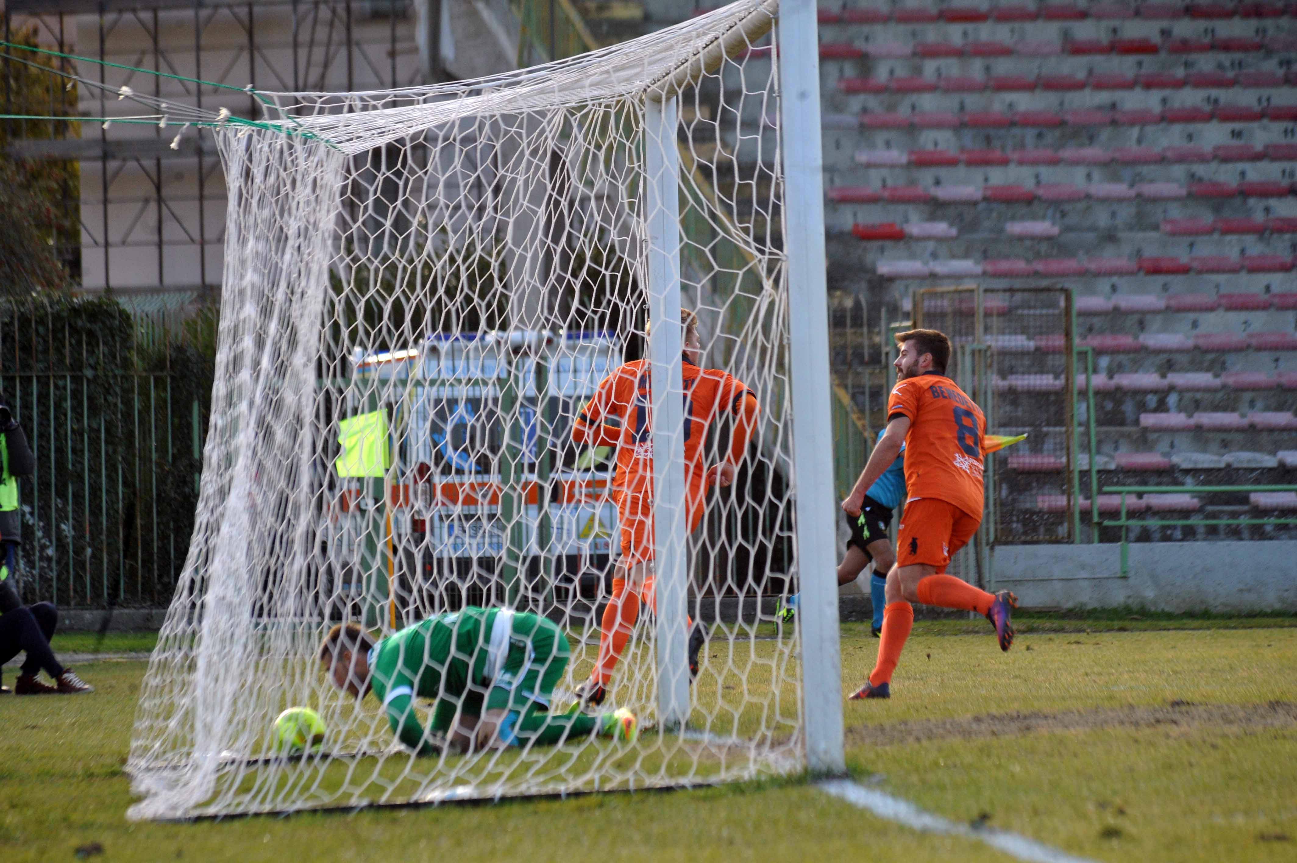 Il gol di Minotti per il 2-0 della Pistoiese sul Prato (Foto Gori)
