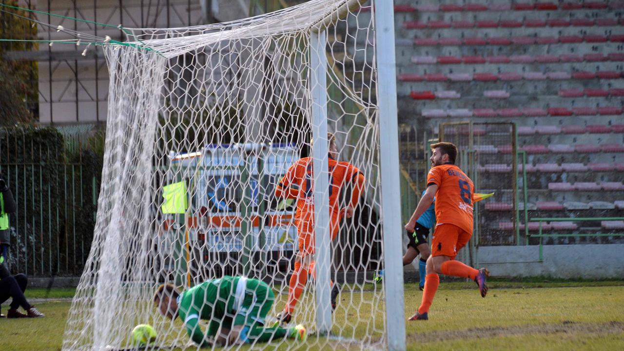 Il gol di Minotti per il 2-0 della Pistoiese sul Prato (Foto Gori)