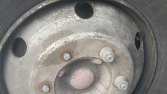 Ruota senza bulloni: tragedia sfiorata sul bus
