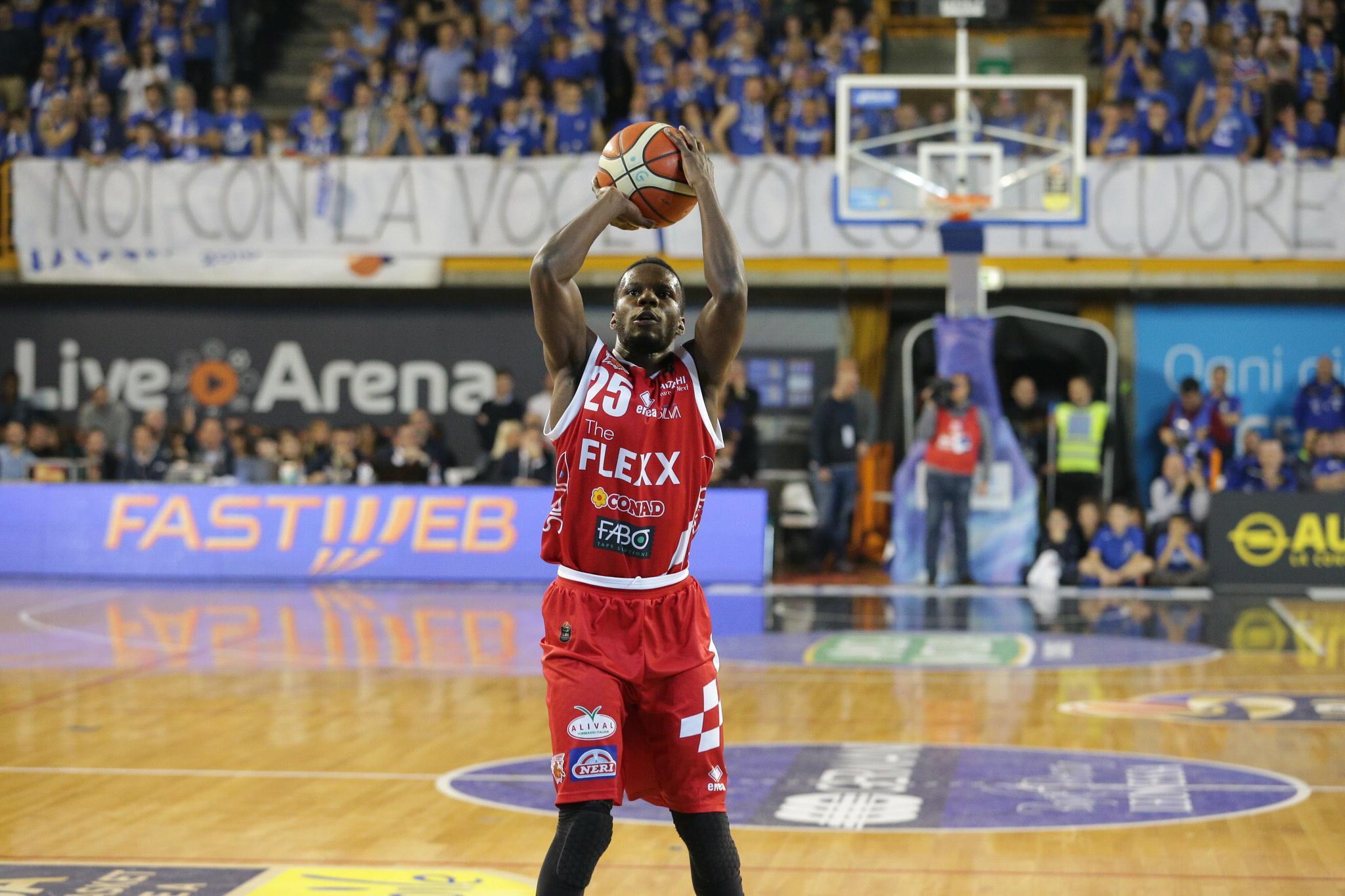 Ronald Moore al tiro (Foto Gori)