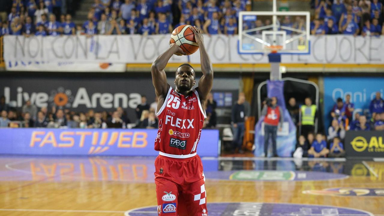 Ronald Moore al tiro (Foto Gori)