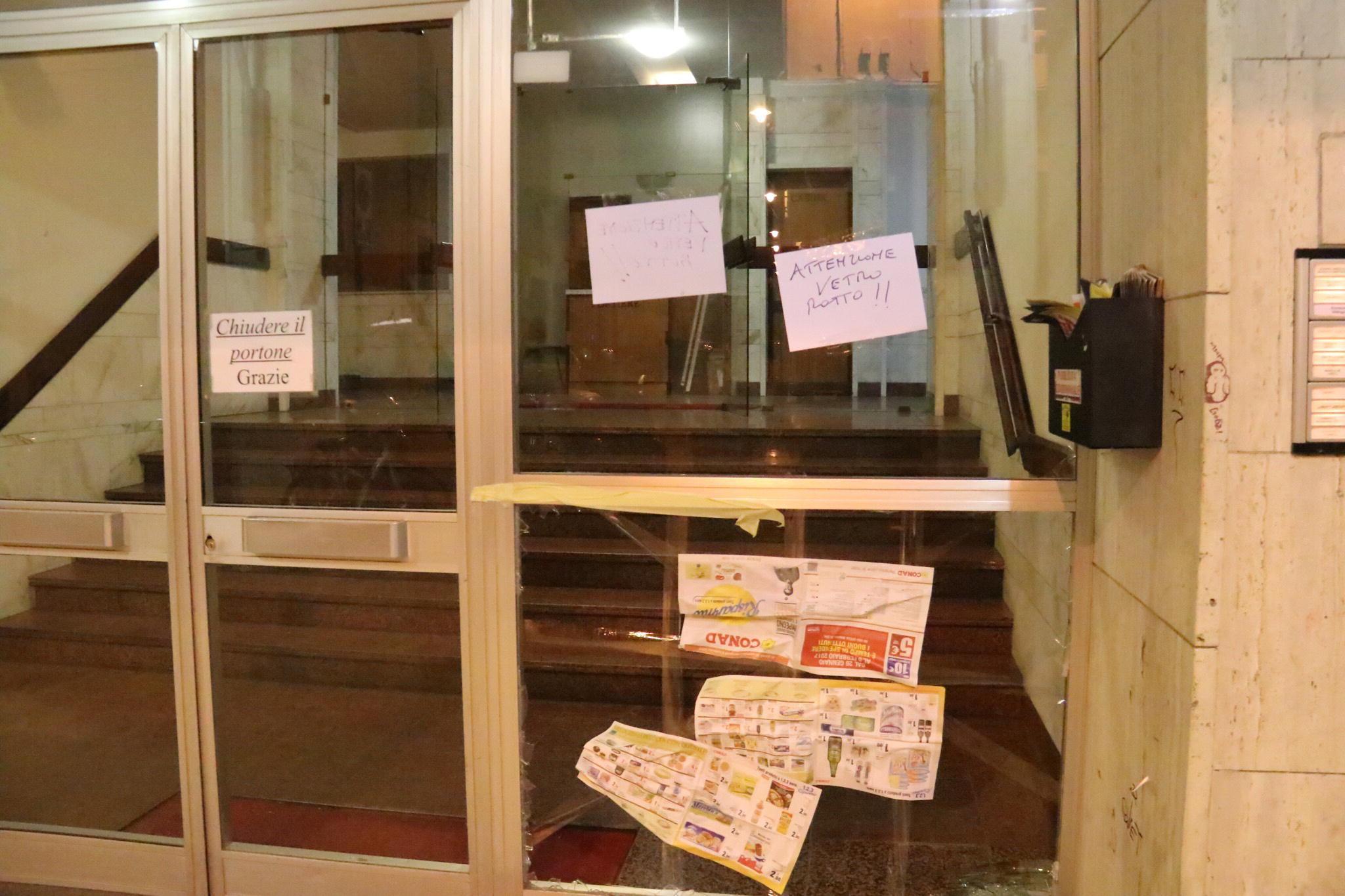 Venezia, portone di un palazzo in frantumi: per i residenti è stata una bomba carta 