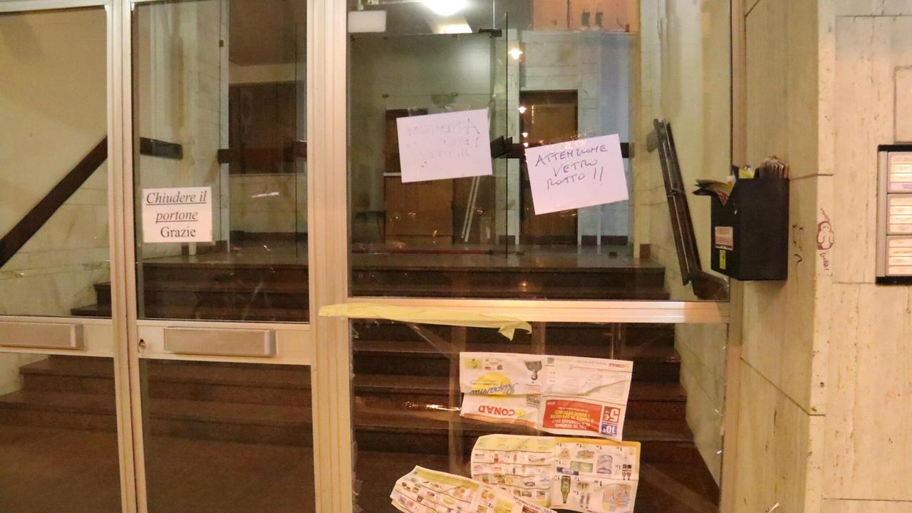 Venezia, portone di un palazzo in frantumi: per i residenti è stata una bomba carta