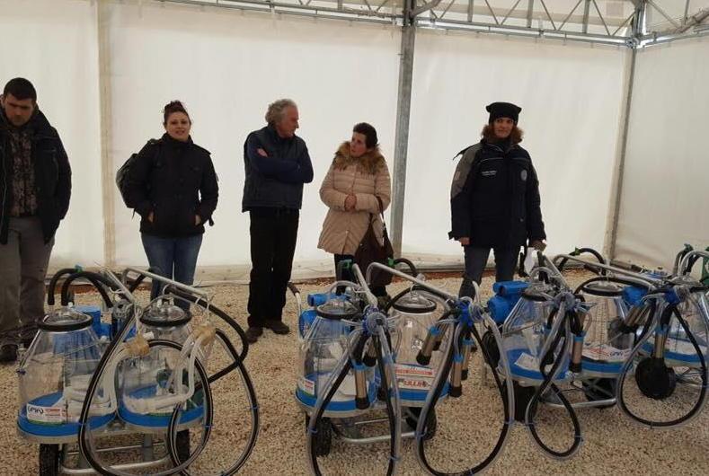 Terremoto, azienda maremmana dona carrellini per la mungitura 