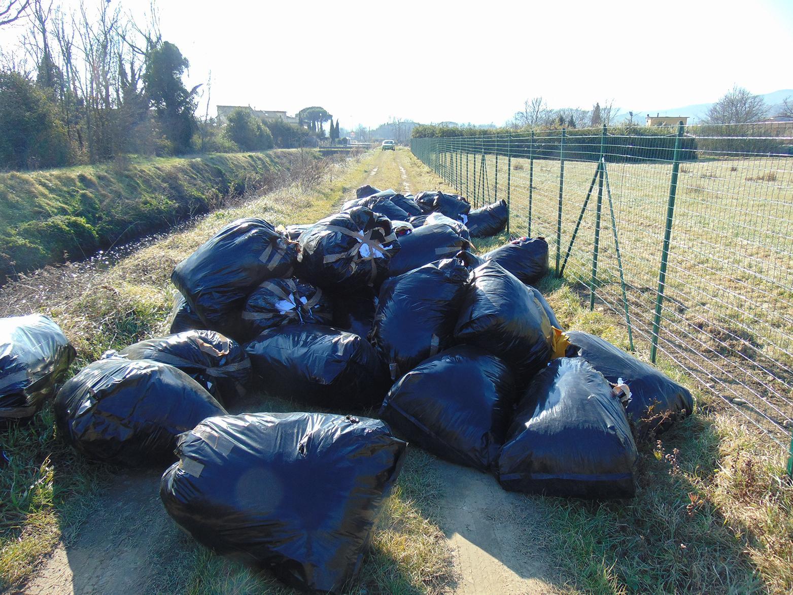 Un cumulo di sacchi neri a Castelnuovo