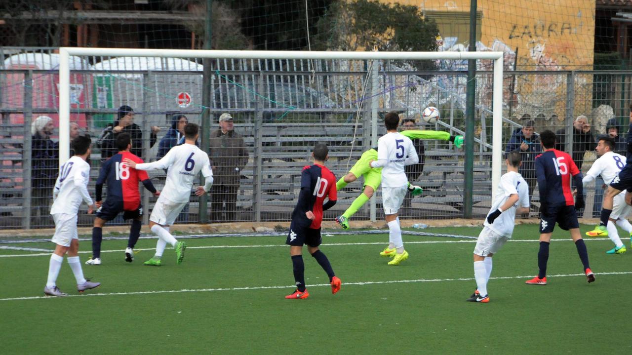 Il pallone calciato da Frau s'insacca alle spalle di Cherchi per il definitivo vantaggio della Torres (foto di Massimo Locci)