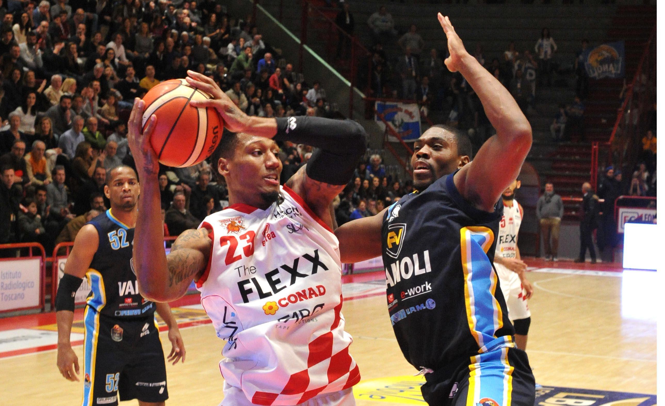 Chris Roberts a contrasto con un giocatore avversario (foto Gori)