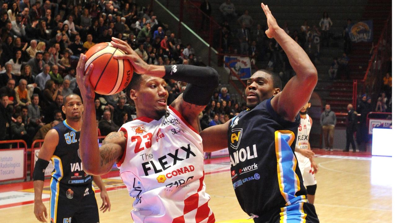 Chris Roberts a contrasto con un giocatore avversario (foto Gori)