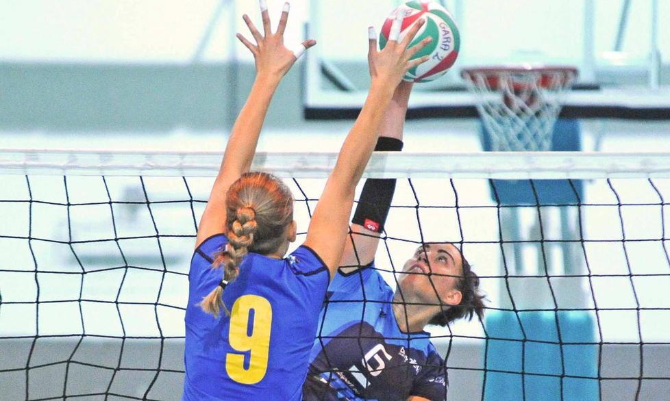 Un'azione a rete delle ragazze del Blu Volley Quarrata (Foto Gori)