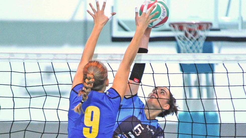 Un'azione a rete delle ragazze del Blu Volley Quarrata (Foto Gori)