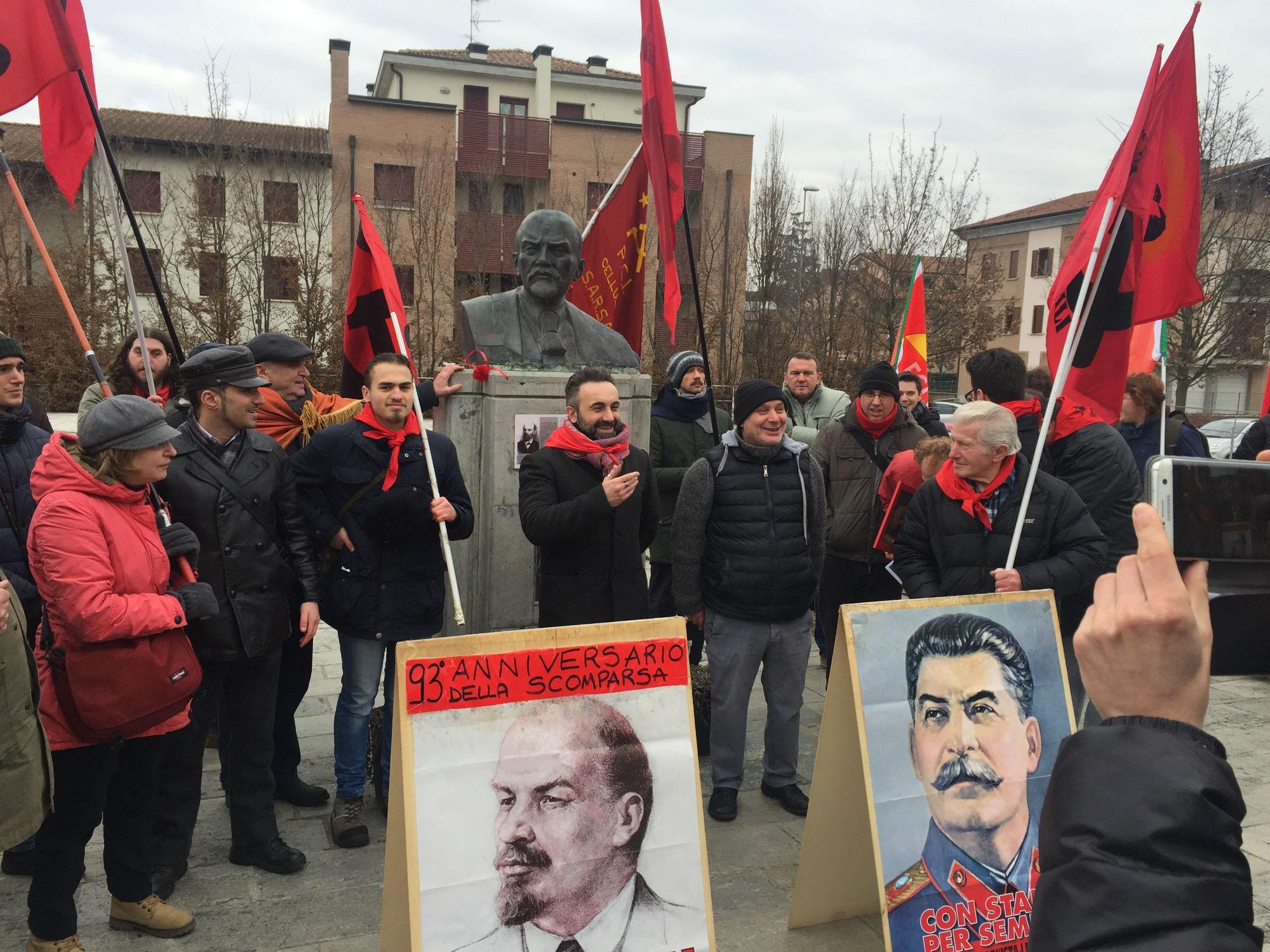 La certezza rossa a Cavriago: "Il compagno Lenin c’è e lotta con noi"