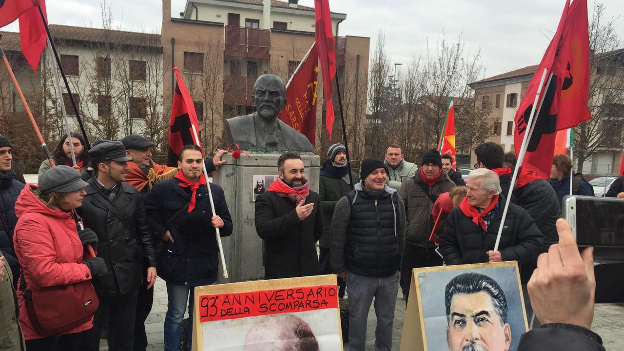La certezza rossa a Cavriago: "Il compagno Lenin c’è e lotta con noi"