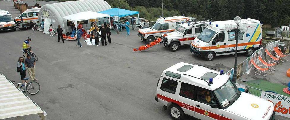 Ambulanze e mezzi della Protezione civile durante un'esercitazione ad Abetone
