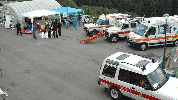 Ambulanze e mezzi della Protezione civile durante un'esercitazione ad Abetone