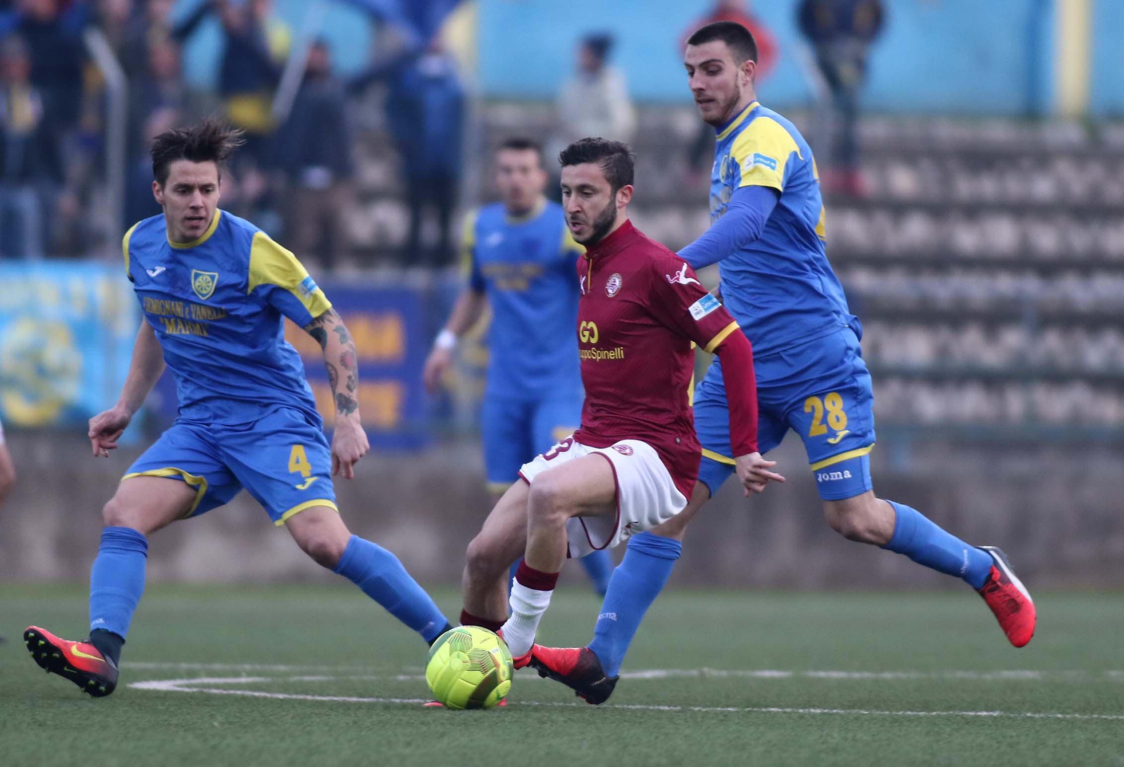 Un'azione del derby Carrarese-Livorno