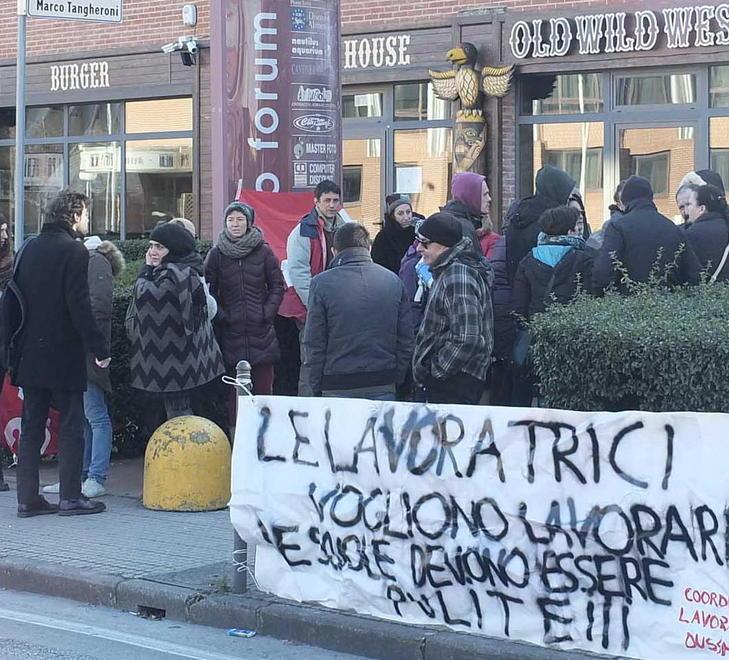 Sit-in armate di scope per difendere il posto