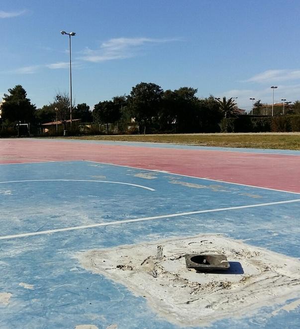 Via i canestri smantellato il campo da basket 