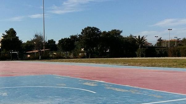 Via i canestri smantellato il campo da basket