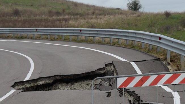 Sedici mesi di stallo per “la strada della vergogna”