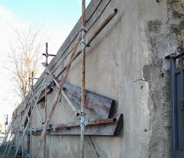 Muro puntellato da 20 anni Le soluzioni sono in vista 