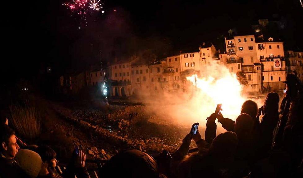 Da leggenda il falò bruciato da San Nicolò 