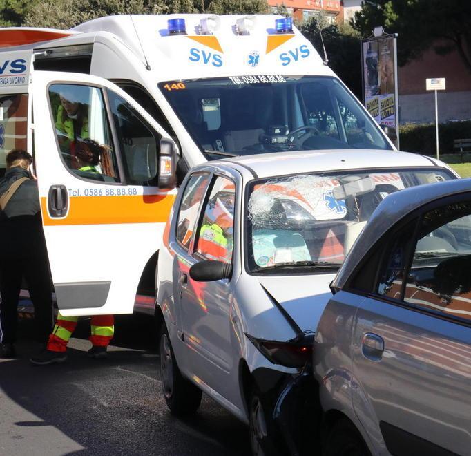 Tamponamento fra tre auto feriti due anziani 
