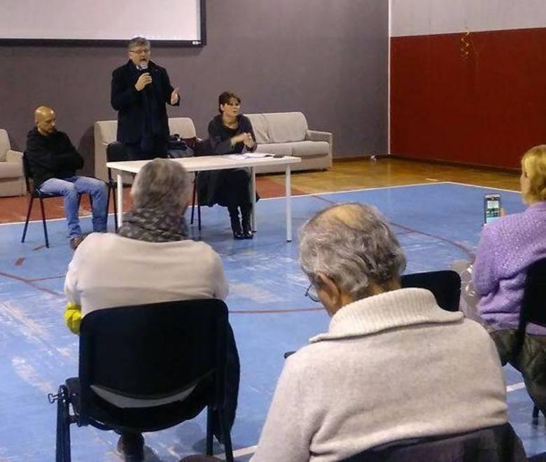 Una protesta con le lenzuola per salvare l’ospedale 