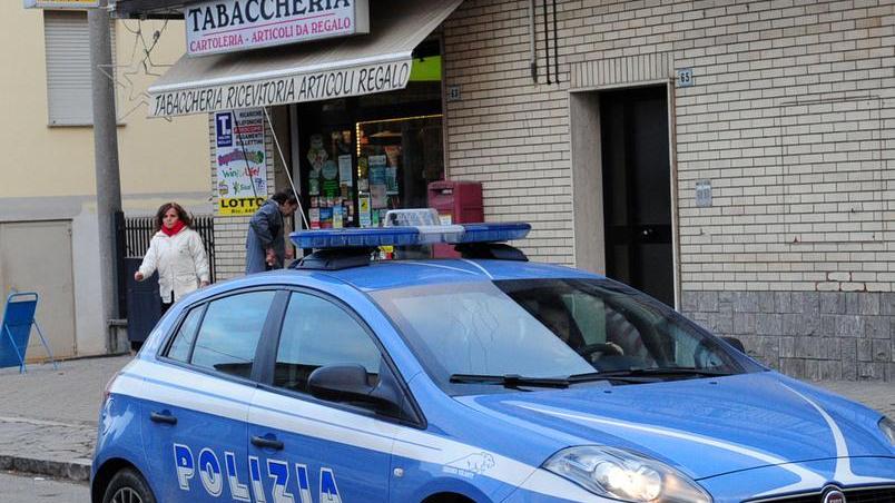 Banditi armati di coltello rapinano una tabaccheria