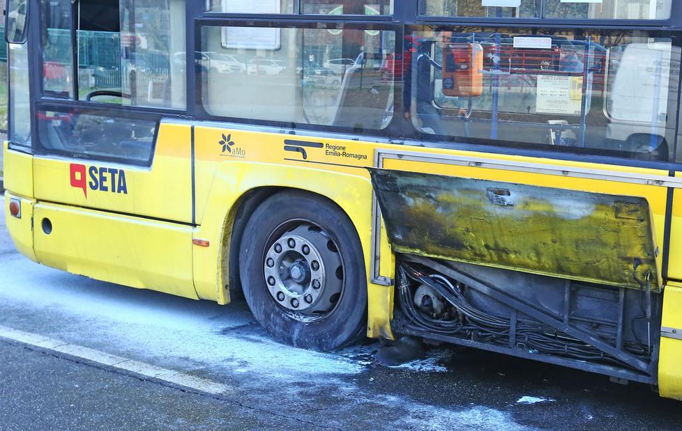 Autobus in fiamme, passeggeri evacuati 