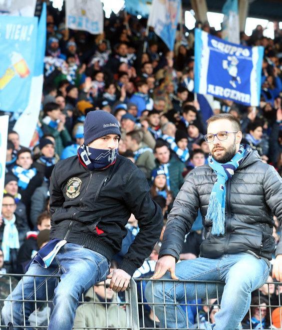 Grandissima festa dei tifosi biancazzurri Omaggio ai pompieri 