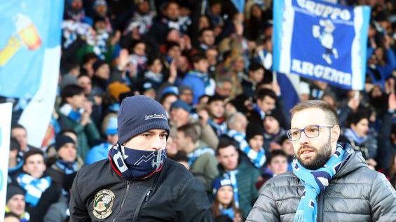 Grandissima festa dei tifosi biancazzurri Omaggio ai pompieri