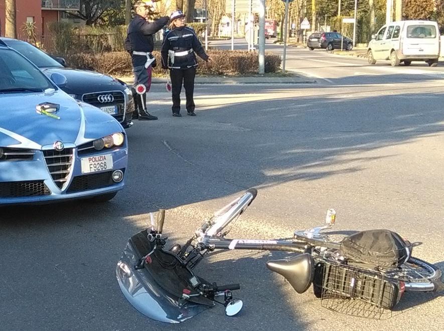 Investito un ciclista 75enne alla rotonda di via Grande
