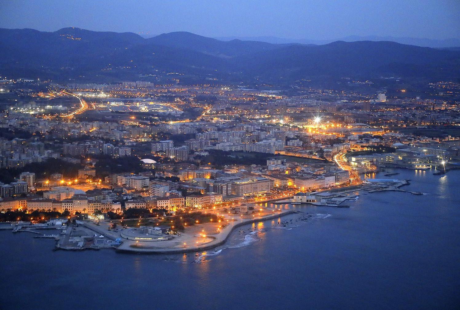 Livorno durante quella che i fotografi chiamano "l'ora blu"