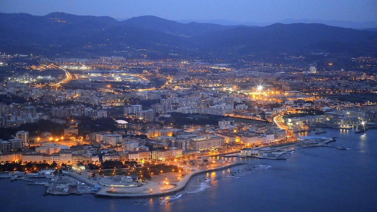 Livorno durante quella che i fotografi chiamano "l'ora blu"